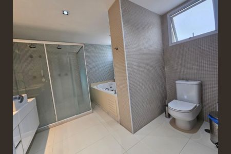 Apartamento à venda com 233m², 4 quartos e 3 vagasBanheiro da Suíte 1