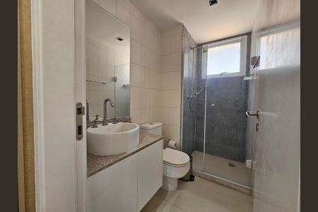 Apartamento à venda com 233m², 4 quartos e 3 vagasBanheiro da Suíte 2