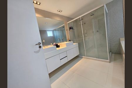 Apartamento à venda com 233m², 4 quartos e 3 vagasBanheiro da Suíte 1