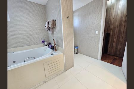 Apartamento à venda com 233m², 4 quartos e 3 vagasBanheiro da Suíte 1