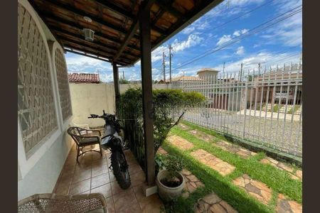 Casa à venda com 3 quartos, 213m² em Betânia, Belo Horizonte