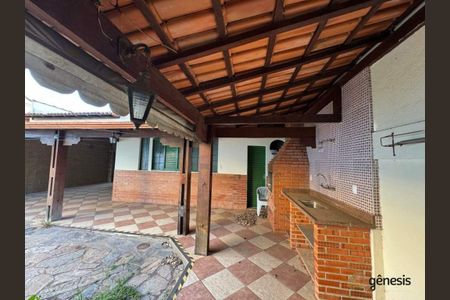 Casa à venda com 221m², 3 quartos e 4 vagas