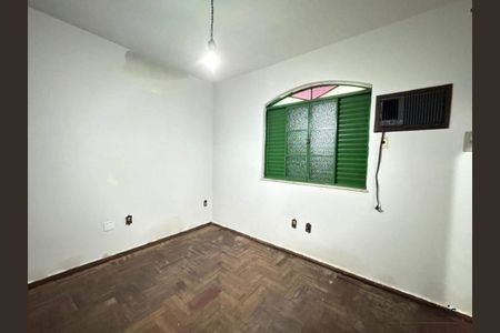 Casa à venda com 221m², 3 quartos e 4 vagas