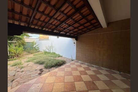 Casa à venda com 221m², 3 quartos e 4 vagas