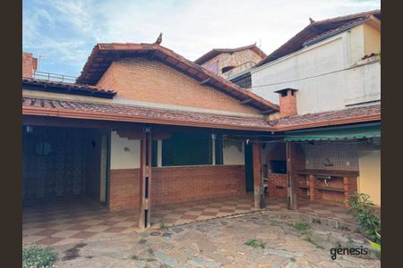 Casa à venda com 221m², 3 quartos e 4 vagas