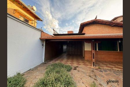 Casa à venda com 221m², 3 quartos e 4 vagas