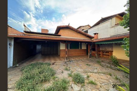 Casa à venda com 221m², 3 quartos e 4 vagas