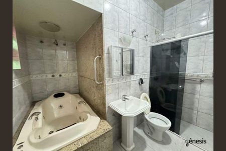 Casa à venda com 221m², 3 quartos e 4 vagas