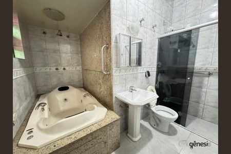 Casa à venda com 221m², 3 quartos e 4 vagas