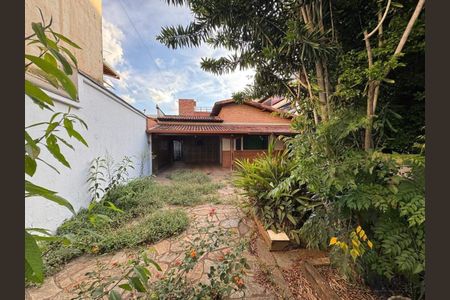 Casa à venda com 221m², 3 quartos e 4 vagas