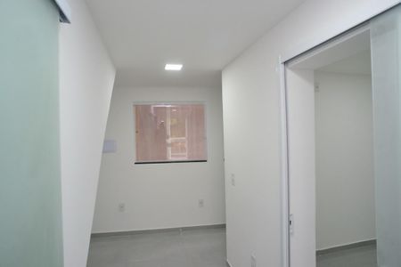 Sala de casa de condomínio para alugar com 2 quartos, 52m² em Barra da Tijuca, Rio de Janeiro