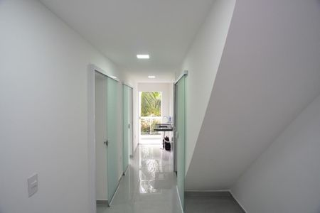 Corredor de casa de condomínio para alugar com 2 quartos, 52m² em Barra da Tijuca, Rio de Janeiro