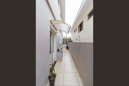 Casa à venda com 127m², 3 quartos e 2 vagasCorredor - Lateral