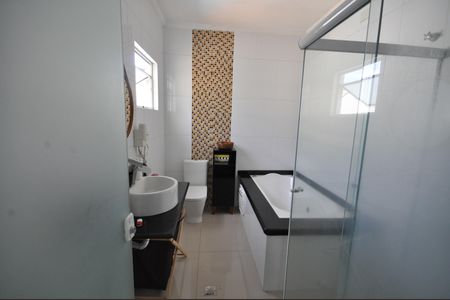 Casa à venda com 300m², 3 quartos e 5 vagasBanheiro da Suíte 2