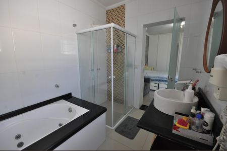 Casa à venda com 300m², 3 quartos e 5 vagasBanheiro da Suíte 2