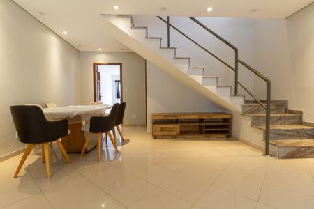 Casa para alugar com 250m², 3 quartos e 3 vagas Casa para alugar com 250m², 3 quartos e 3 vagasSala