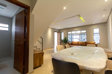 Casa para alugar com 250m², 3 quartos e 3 vagas Casa para alugar com 250m², 3 quartos e 3 vagasSala