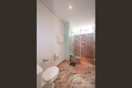 Casa à venda com 682m², 4 quartos e 12 vagas Casa à venda com 682m², 4 quartos e 12 vagasBanheiro da Suíte 3