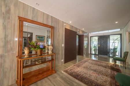 Casa à venda com 682m², 4 quartos e 12 vagas Casa à venda com 682m², 4 quartos e 12 vagasSala - Entrada