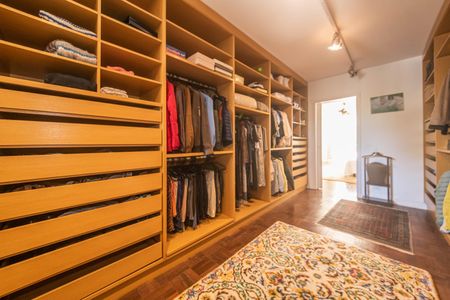 Casa à venda com 682m², 4 quartos e 12 vagas Casa à venda com 682m², 4 quartos e 12 vagasSuíte 3 - Closet