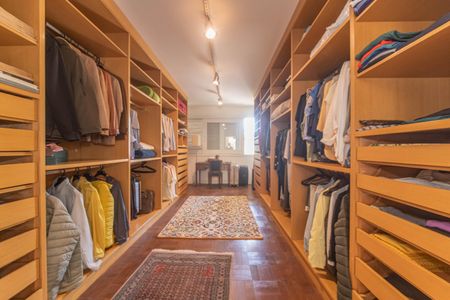 Casa à venda com 682m², 4 quartos e 12 vagas Casa à venda com 682m², 4 quartos e 12 vagasSuíte 3 - Closet