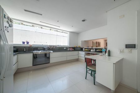 Casa à venda com 682m², 4 quartos e 12 vagas Casa à venda com 682m², 4 quartos e 12 vagasCozinha