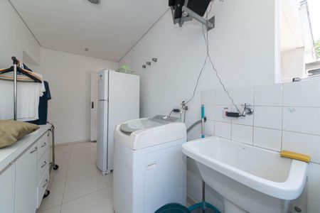 Casa à venda com 682m², 4 quartos e 12 vagas Casa à venda com 682m², 4 quartos e 12 vagasÁrea de Serviço