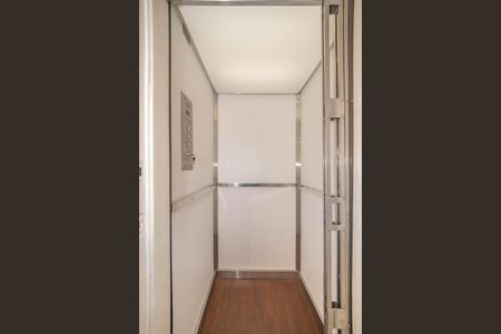 Casa à venda com 682m², 4 quartos e 12 vagas Casa à venda com 682m², 4 quartos e 12 vagasElevador