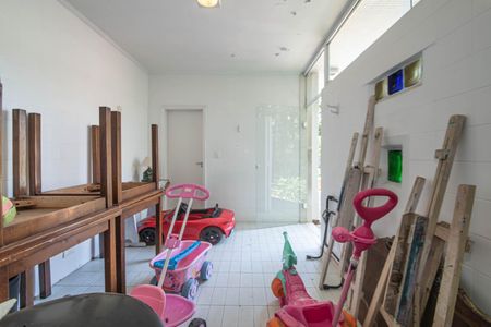 Casa à venda com 682m², 4 quartos e 12 vagas Casa à venda com 682m², 4 quartos e 12 vagasEdícula