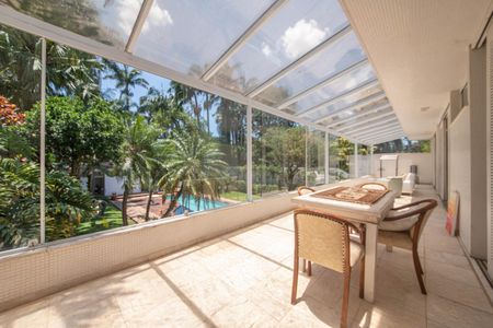 Casa à venda com 682m², 4 quartos e 12 vagas Casa à venda com 682m², 4 quartos e 12 vagasVaranda da Suíte 1,2 e 3