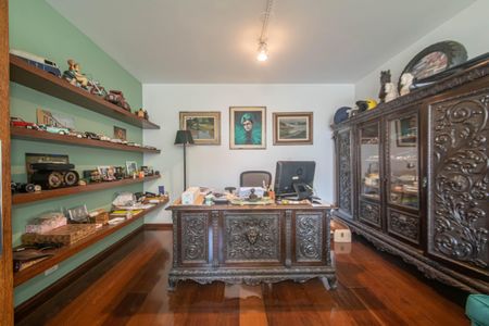 Casa à venda com 682m², 4 quartos e 12 vagas Casa à venda com 682m², 4 quartos e 12 vagasEscritório