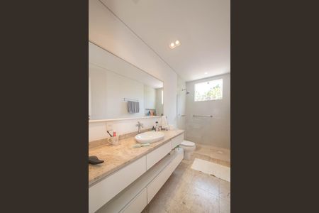 Casa à venda com 682m², 4 quartos e 12 vagas Casa à venda com 682m², 4 quartos e 12 vagasBanheiro da Suíte 2