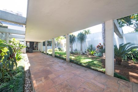 Casa à venda com 682m², 4 quartos e 12 vagas Casa à venda com 682m², 4 quartos e 12 vagasEntrada
