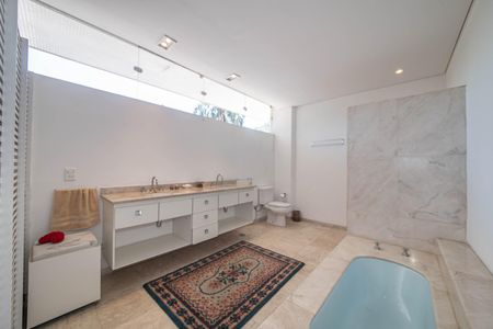Casa à venda com 682m², 4 quartos e 12 vagas Casa à venda com 682m², 4 quartos e 12 vagasBanheiro da Suíte 1