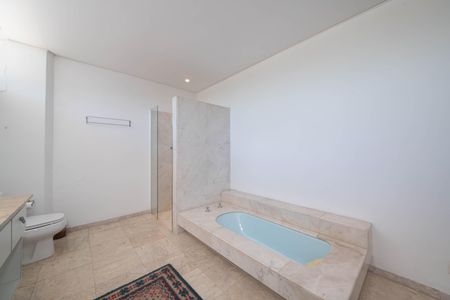 Casa à venda com 682m², 4 quartos e 12 vagas Casa à venda com 682m², 4 quartos e 12 vagasBanheiro da Suíte 1