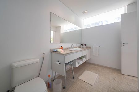 Casa à venda com 682m², 4 quartos e 12 vagas Casa à venda com 682m², 4 quartos e 12 vagasBanheiro da Suíte 4