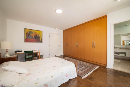 Casa à venda com 682m², 4 quartos e 12 vagas Casa à venda com 682m², 4 quartos e 12 vagasSuíte 4