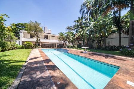Casa à venda com 682m², 4 quartos e 12 vagas Casa à venda com 682m², 4 quartos e 12 vagasQuintal - Piscina
