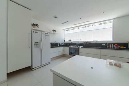 Casa à venda com 682m², 4 quartos e 12 vagas Casa à venda com 682m², 4 quartos e 12 vagasCozinha