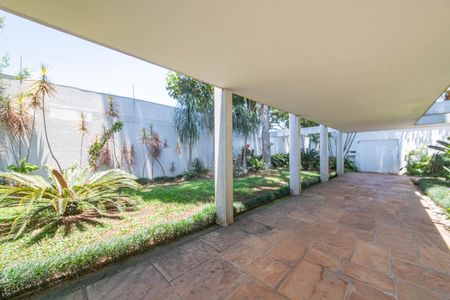 Casa à venda com 682m², 4 quartos e 12 vagas Casa à venda com 682m², 4 quartos e 12 vagasEntrada