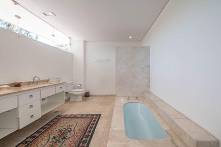 Casa à venda com 682m², 4 quartos e 12 vagas Casa à venda com 682m², 4 quartos e 12 vagasBanheiro da Suíte 1