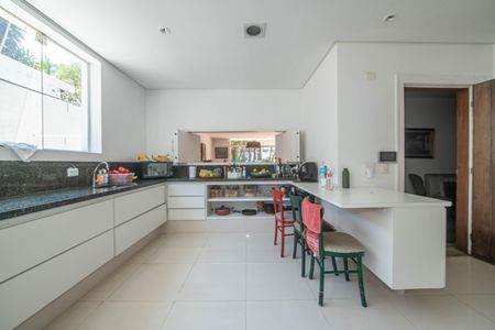 Casa à venda com 682m², 4 quartos e 12 vagas Casa à venda com 682m², 4 quartos e 12 vagasCozinha