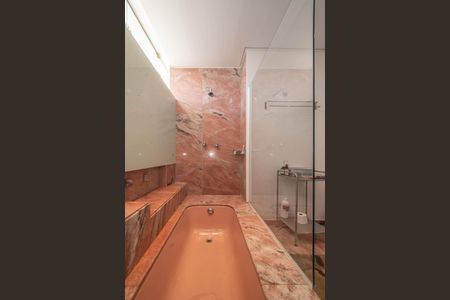 Casa à venda com 682m², 4 quartos e 12 vagas Casa à venda com 682m², 4 quartos e 12 vagasBanheiro da Suíte 3