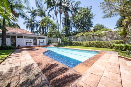 Casa à venda com 682m², 4 quartos e 12 vagas Casa à venda com 682m², 4 quartos e 12 vagasQuintal - Piscina