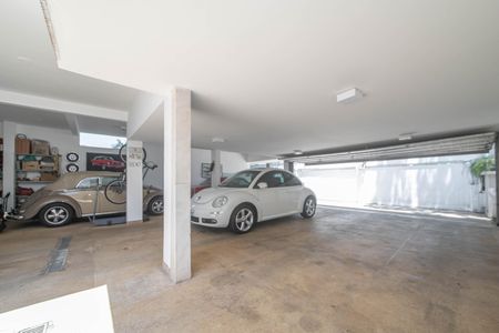 Casa à venda com 682m², 4 quartos e 12 vagas Casa à venda com 682m², 4 quartos e 12 vagasGaragem