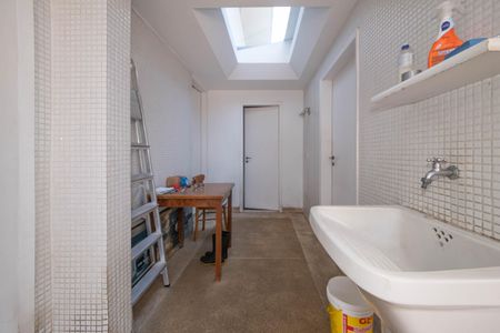 Casa à venda com 682m², 4 quartos e 12 vagas Casa à venda com 682m², 4 quartos e 12 vagasÁrea de Serviço