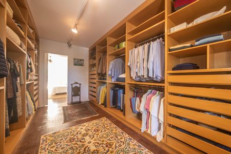 Casa à venda com 682m², 4 quartos e 12 vagas Casa à venda com 682m², 4 quartos e 12 vagasSuíte 3 - Closet