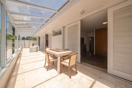 Casa à venda com 682m², 4 quartos e 12 vagas Casa à venda com 682m², 4 quartos e 12 vagasVaranda da Suíte 1,2 e 3