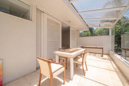 Casa à venda com 682m², 4 quartos e 12 vagas Casa à venda com 682m², 4 quartos e 12 vagasVaranda da Suíte 1,2 e 3