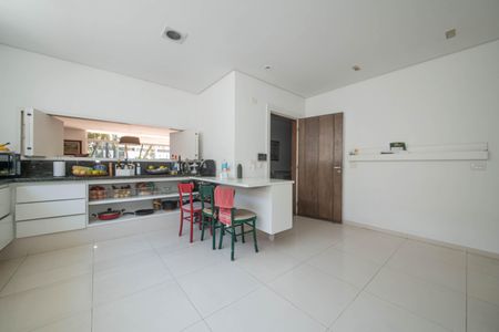 Casa à venda com 682m², 4 quartos e 12 vagas Casa à venda com 682m², 4 quartos e 12 vagasCozinha